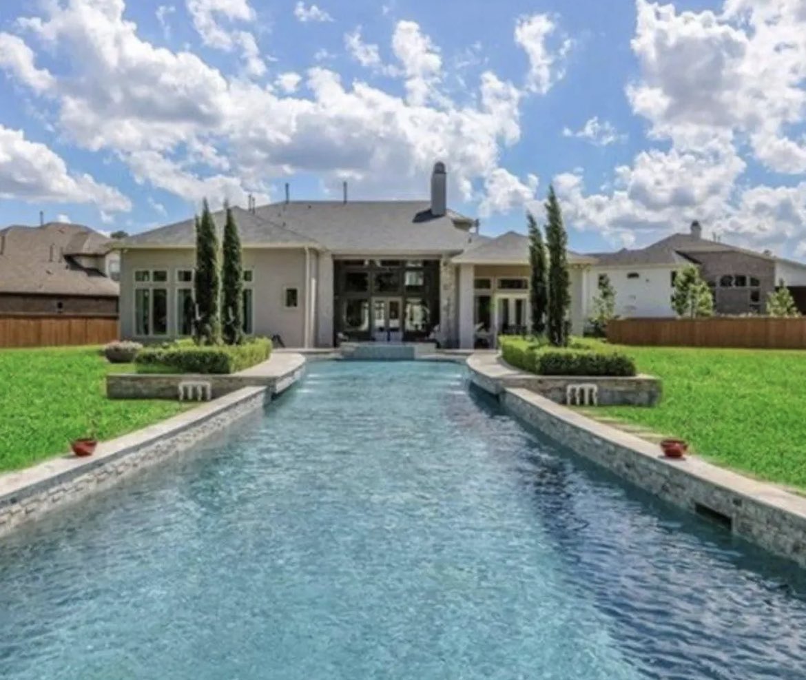 El presidente <a href="/lopezobrador_/">Andrés Manuel</a> dice que es “muy modesta” la casona de su hijo en Houston 😂😂😂 “Muy modesto” saltar de un departamento en Copilco a una casa con alberca de 23 metros en el extranjero… ¡y sin trabajar! #JoseRamonLopezBeltran46