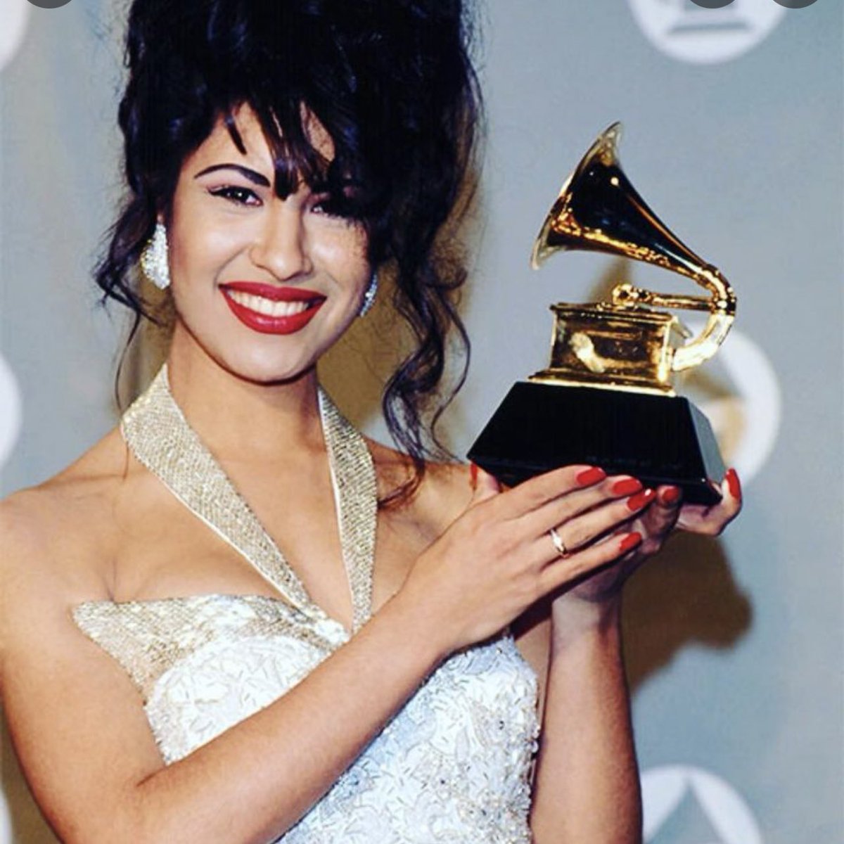 April 16, 1971 - March 31, 1995 

We still miss you, Selena 👑