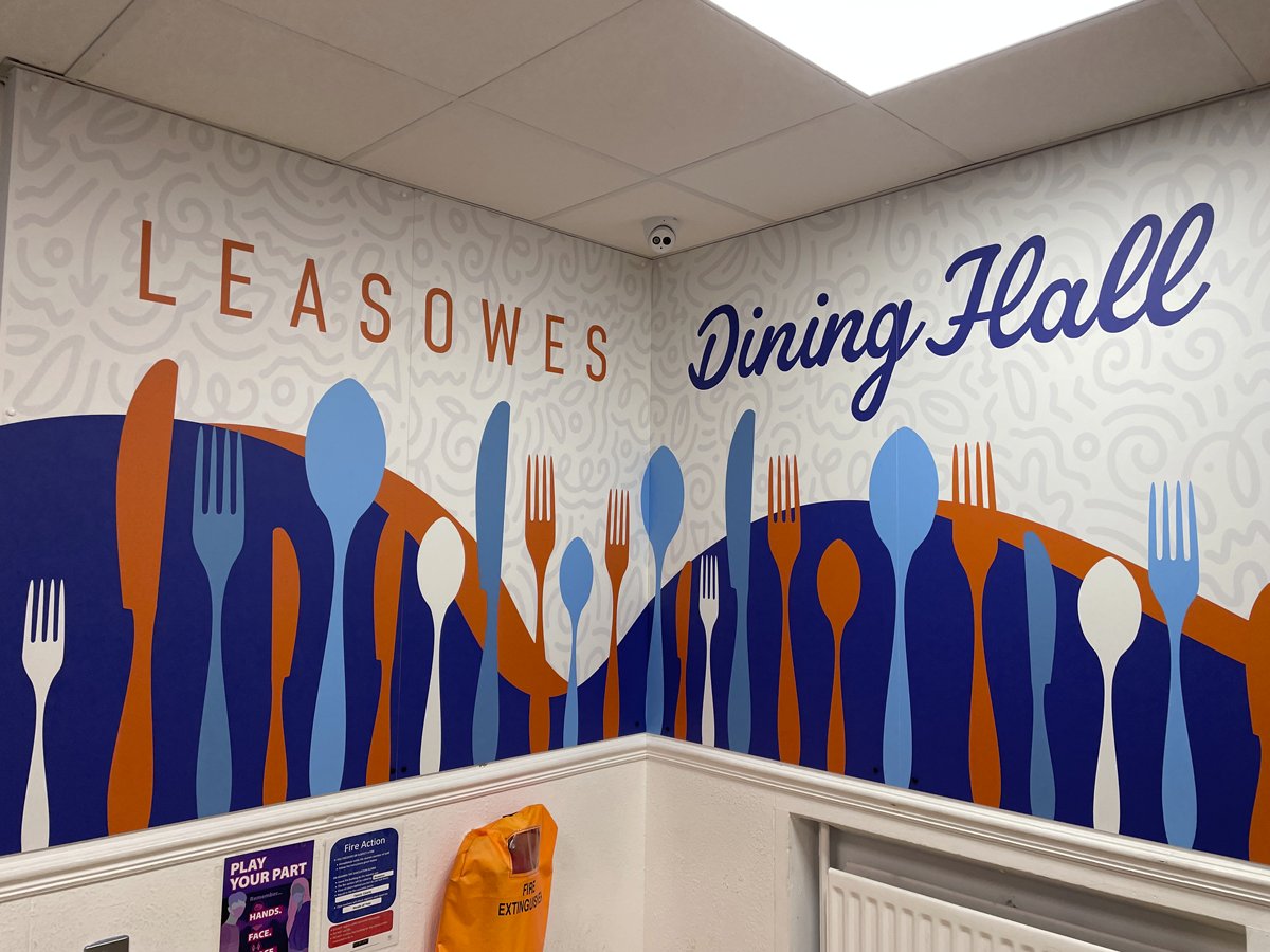 CreateCorridors's tweet image. Did someone say lunchtime?😋

Bring some life and colour to your in-house dining facilities with custom graphics🌈

The canteen at @LeasowesHigh is just wow!🤩

#schools #education #wallgraphics #canteen #dininghall