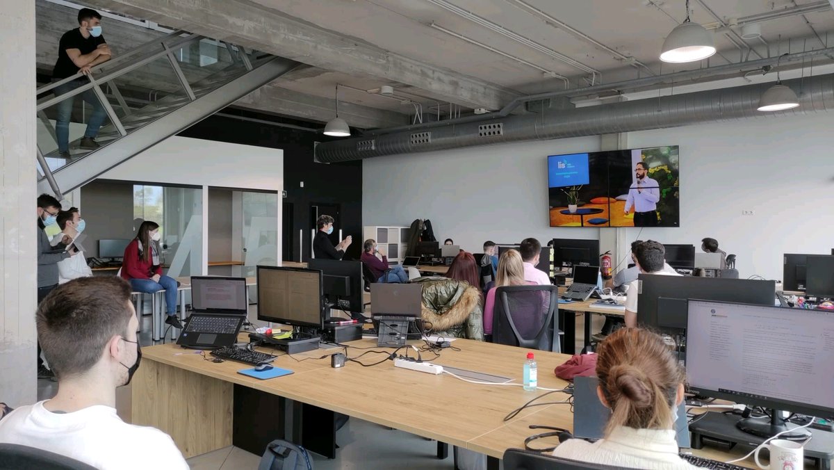 LIS_Data_ES's tweet photo. Hoy hemos seguido atentamente a  @Monge_LIS en su participación en el @Microsoft #HeroesforManufacturing, desde @Wayra.

En nuestra oficina de #Cantabria y en el stand del @AdvanFactories no nos hemos perdido su exposición de casos de uso de Mantenimiento Preventivo Dirigido. https://t.co/dUCVHngzpZ