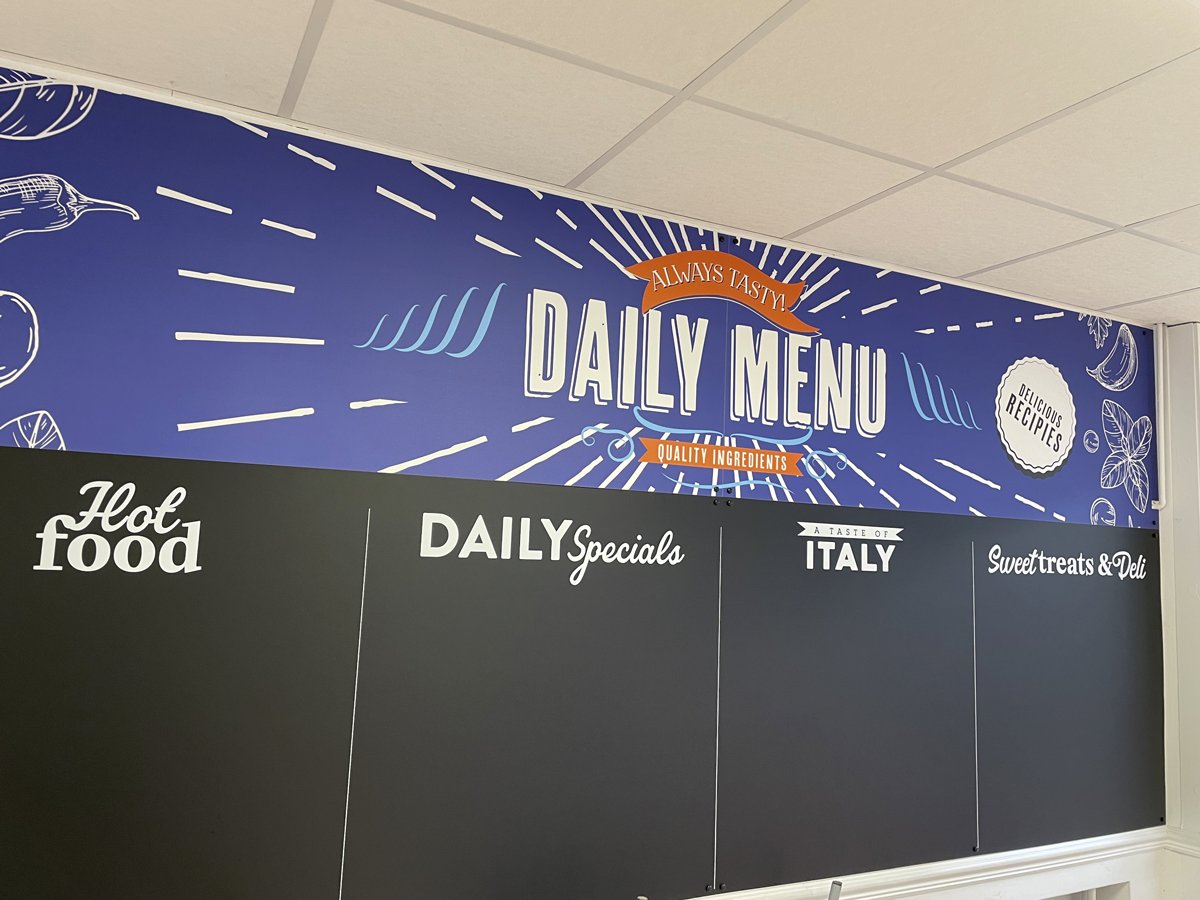 CreateCorridors's tweet image. Did someone say lunchtime?😋

Bring some life and colour to your in-house dining facilities with custom graphics🌈

The canteen at @LeasowesHigh is just wow!🤩

#schools #education #wallgraphics #canteen #dininghall