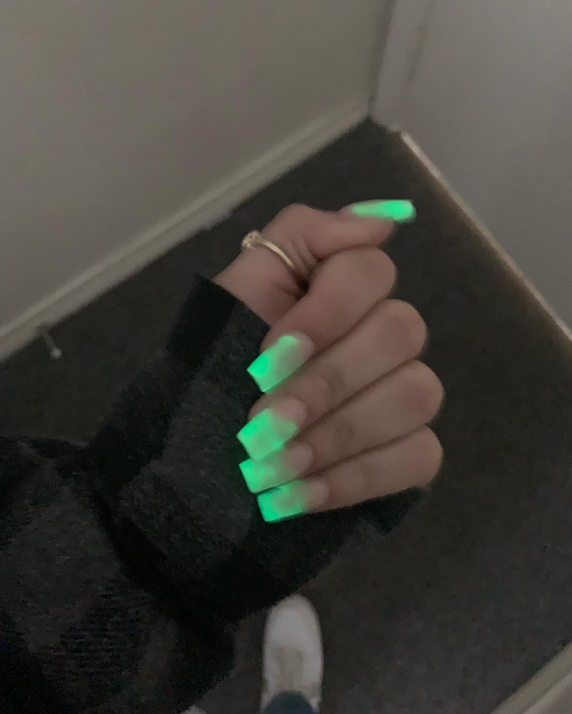 SlayedbyDaj's tweet photo. A glow in the dark baddie! #shsunailtech #shsunails https://t.co/62NHYvxBs1