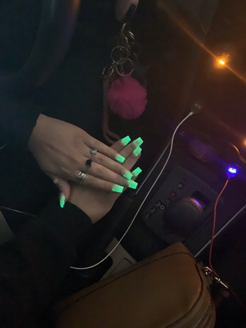SlayedbyDaj's tweet photo. A glow in the dark baddie! #shsunailtech #shsunails https://t.co/62NHYvxBs1