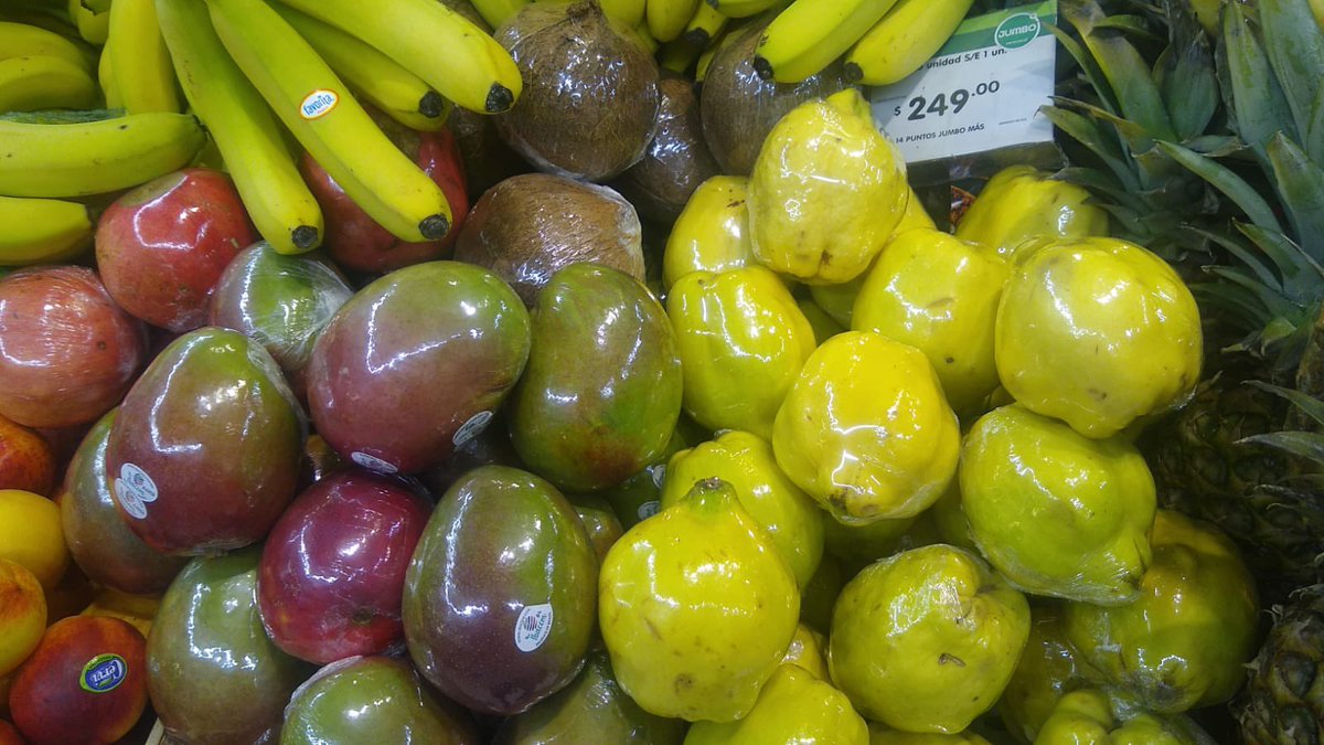 CeciliaCantera's tweet photo. Es joda @JumboArg? Eso debería ser un delito!!! (@AmbienteNacion @juancabandie) ¿Cuál es el objetivo de envolver fruta si ya viene con envoltorio? Se llama cáscara @lalocadeltaper #plasticopatas https://t.co/Il7J91AKmk