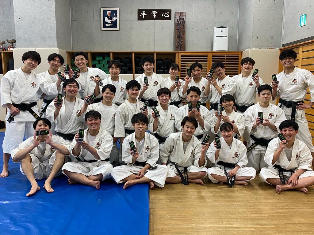 kemponittaidai's tweet photo. 『Monster Energy JAPAN』様よりモンスターエナジードリンクの提供を頂きました✨
いつもありがとうございます！！！
モンスターエナジーを飲んで練習頑張ります😁

※撮影時はマスクを外しております。

#cattokyo
#日体大
#少林寺拳法
#Monsterenergy
#エナジードリンク https://t.co/nEJChNmqvN