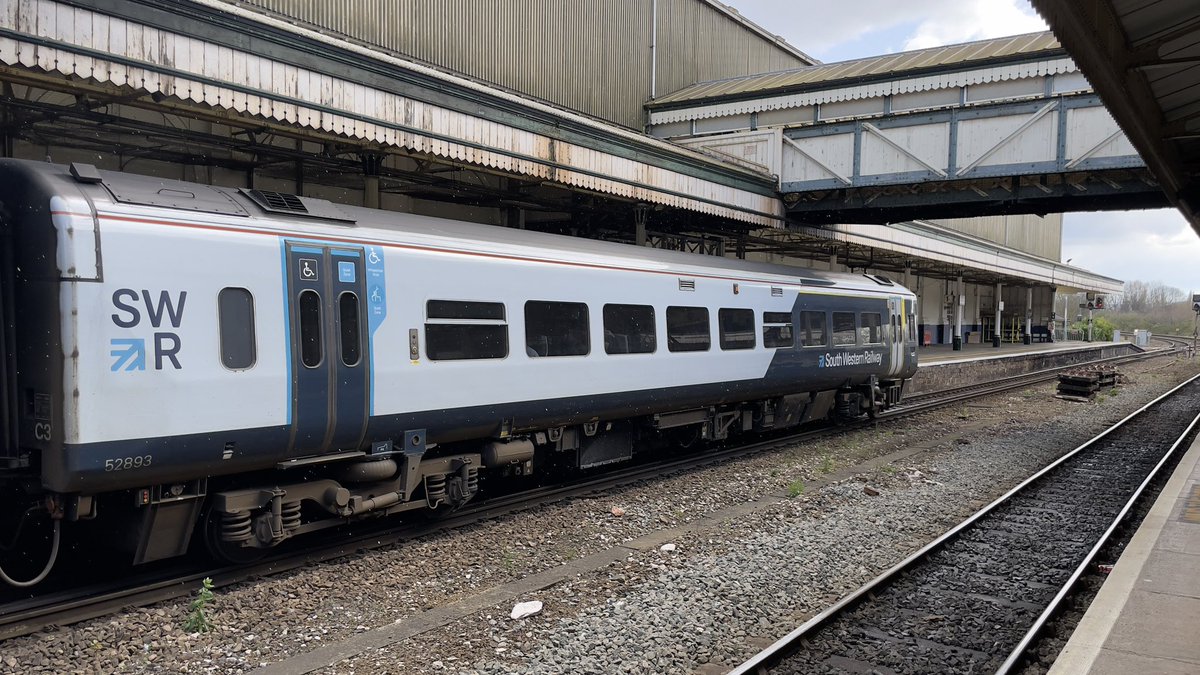 BenBroomfield_'s tweet image. Don’t think I’m drunk, but we had a light fall of the white stuff!

Yeah, that’s #snow you can just about see over the top of @SW_Help’s 159006.

#DispatchersOfTwitter #class159 #rail #train #railway #trains #station #weather