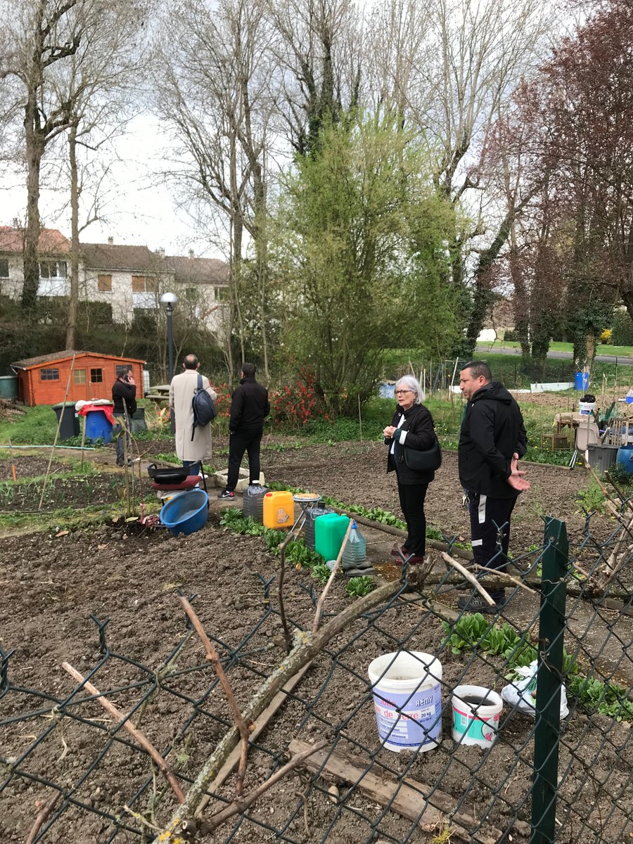 Ophis63's tweet photo. Les visites de terrains se poursuivent pour   @MaltraitAnneM63 Présidente. Ici à #Thiers à la rencontre des personnels de proximité et d'antenne. Et la visite de Stéphane Rodier, Maire de Thiers sur la résidence Les Cizolles inscrite au programme des futures réhabilitations. https://t.co/NBhckIxxyT