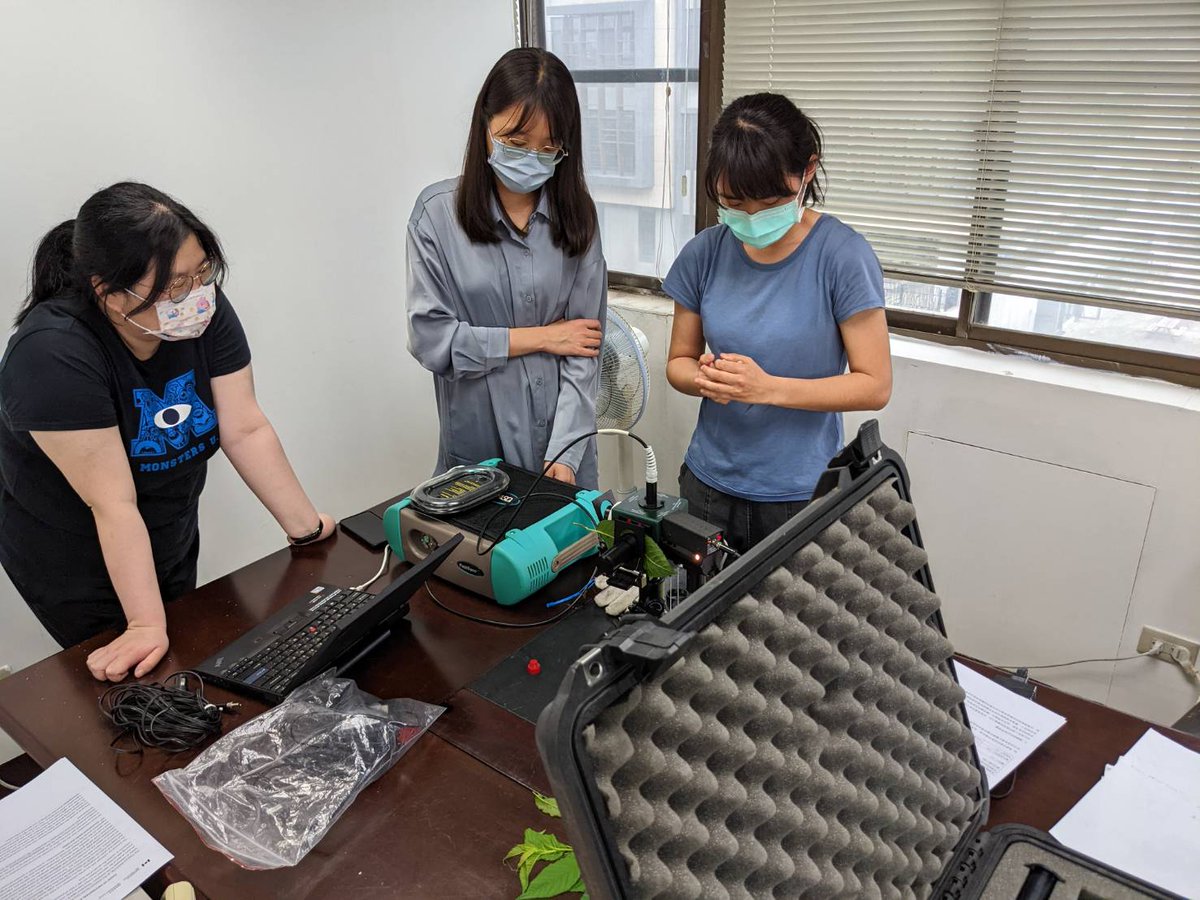 ChoyHuang's tweet photo. Measuring leaf reflectance and transmittance in a humid climate. #FieldSpec #IntegratingSphere #Taiwan https://t.co/bquFIuCVuE
