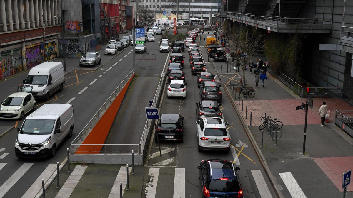 VDNLille's tweet photo. Opération de #police près de la #gare #Lille-Flandre, évitez le secteur https://t.co/cZV0sKlpEe https://t.co/1sodANYyjQ