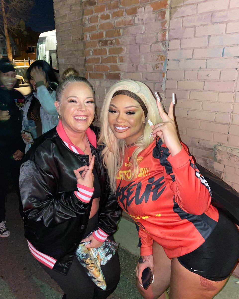 LizzyBrodie's tweet photo. BIG LATTO ‼️‼️
Incredible SOLD OUT show! 🔥
A total sweetheart.. happy I was able to give her HER 💐💐💐💐
#777TheAlbum
#OutbreakTour
#Denver https://t.co/3L7MlL2WMu
