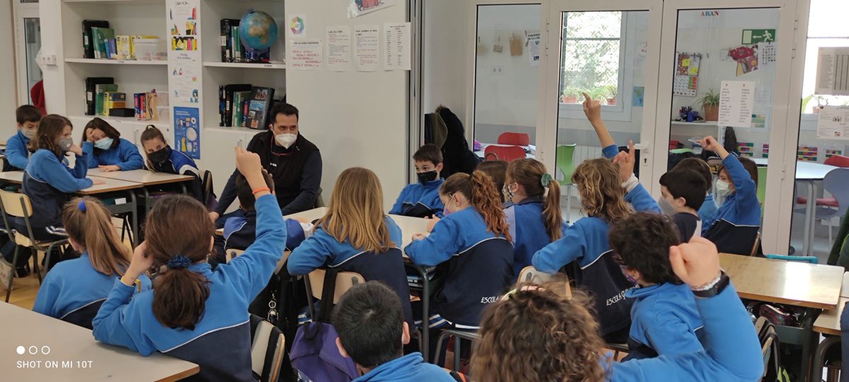 rbtofa's tweet photo. escolti i respongui a les seves demandes de saber. Avui ho hem tornat a fer a @escolaguinardo. Moltes Gràcies a tot@s per la rebuda, per l’atenció i pel comiat 🥰 👏👏👏👏 https://t.co/hOw6XrVkBg