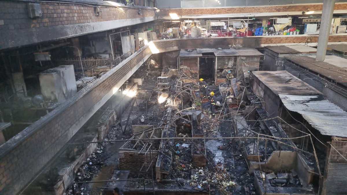 juanjosebv90's tweet photo. Así amaneció el mercado de San Juan de Dios @PabloLemusN @EnriqueAlfaroR @Trafico_ZMG https://t.co/qph5sIVoz0