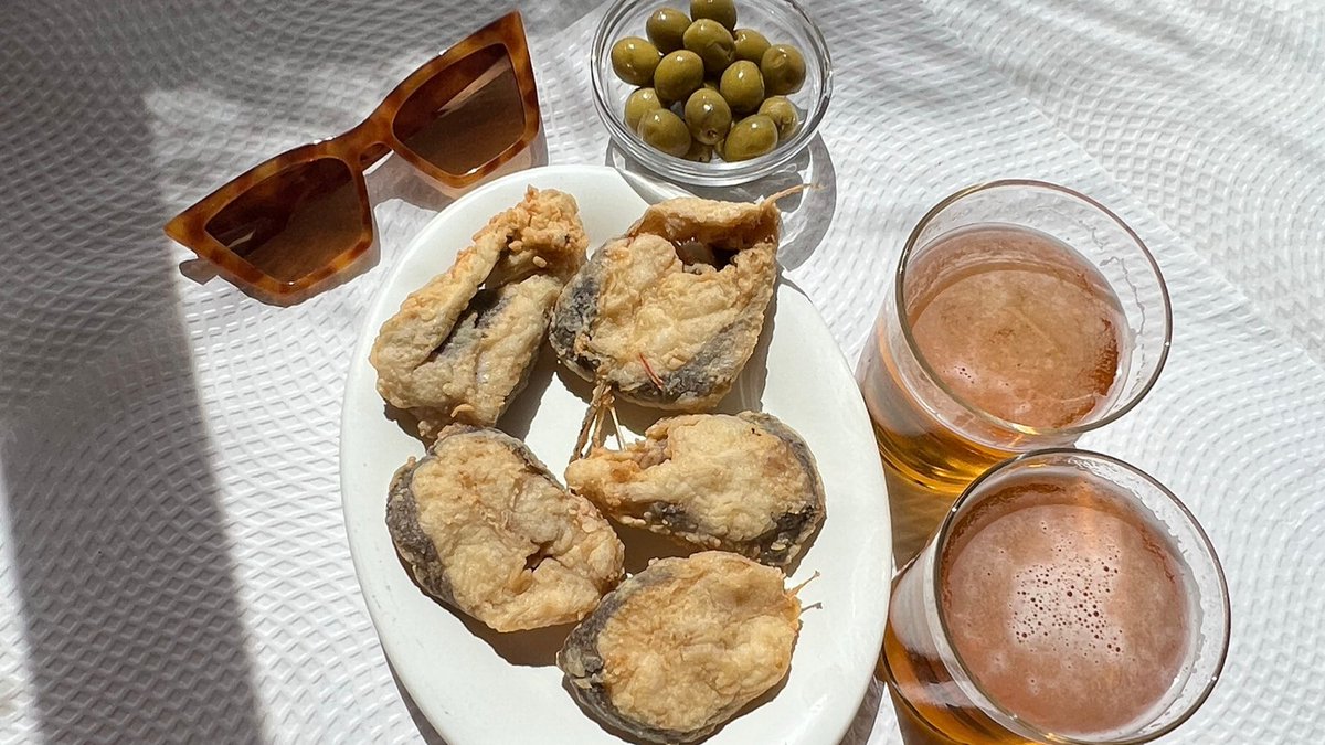 MambelliPi's tweet photo. ¿Hay mejor manera de empezar una comida de domingo que con unas tapas de #bacalaofrito frente a las olas del mar? Motril playa, comida y mucho más. 
#Motrilunabellezasinfin
#ComPub22
@MotrilTurismo 
@aytomotril
@stellamarod https://t.co/YQP3mQXEGG