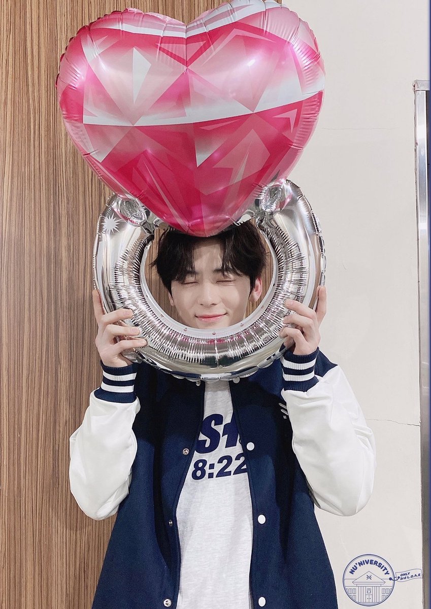 nuestgallery_'s tweet photo. how can he be so cute #뉴이스트 #민현 #황민현 https://t.co/IVEuE3ozOR