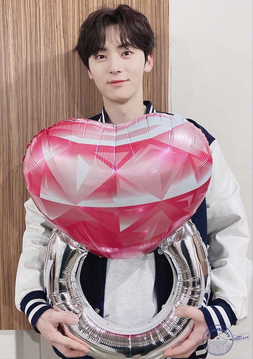 nuestgallery_'s tweet photo. how can he be so cute #뉴이스트 #민현 #황민현 https://t.co/IVEuE3ozOR