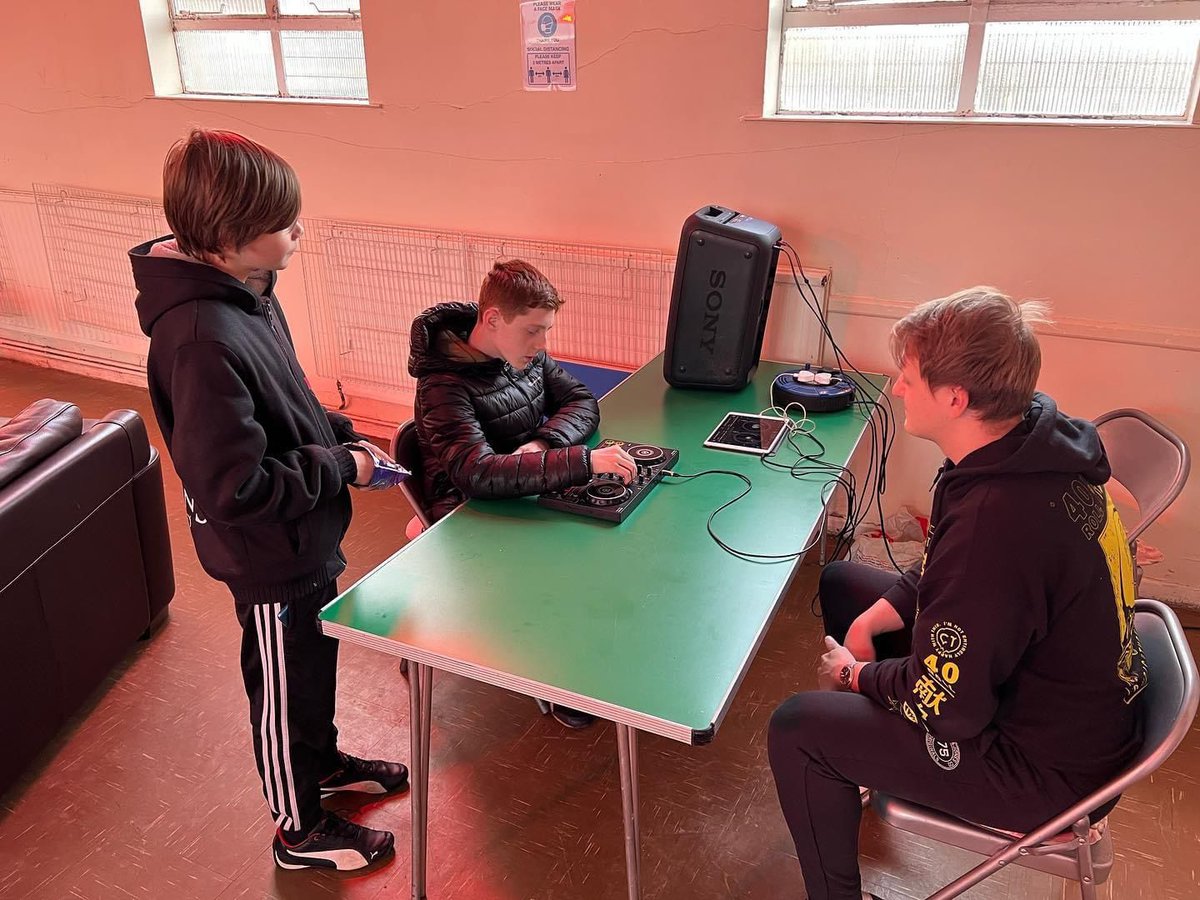 We had an amazing time at Clase Youth Club last night! 🎶
As always we loved running a DJ session with the young people.🎚️🎛️Thank you for having us! 
@EvolveSwansea @SwanseaCouncil @WGlamPship 

 #YouthWorkWales #YoungCreatives #Clase #Community #DJ #CreativeWales