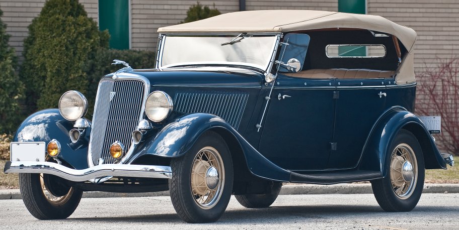 UltimativCars's tweet photo. (Background knowledge)

The #Ford #V8 #Model40 (1933/34) needs to be respectively differentiated by its MY:
1+2: "#Model40A" in 1933
&amp;
3+4: the "#Model40B" in 1934.

That said:
the Model 40 was made in a total of 898,890 u.
('33: 334,969 in 15 bodies &amp; '34: 563,921 in 13 bodies). https://t.co/GVQRjfN2Rp