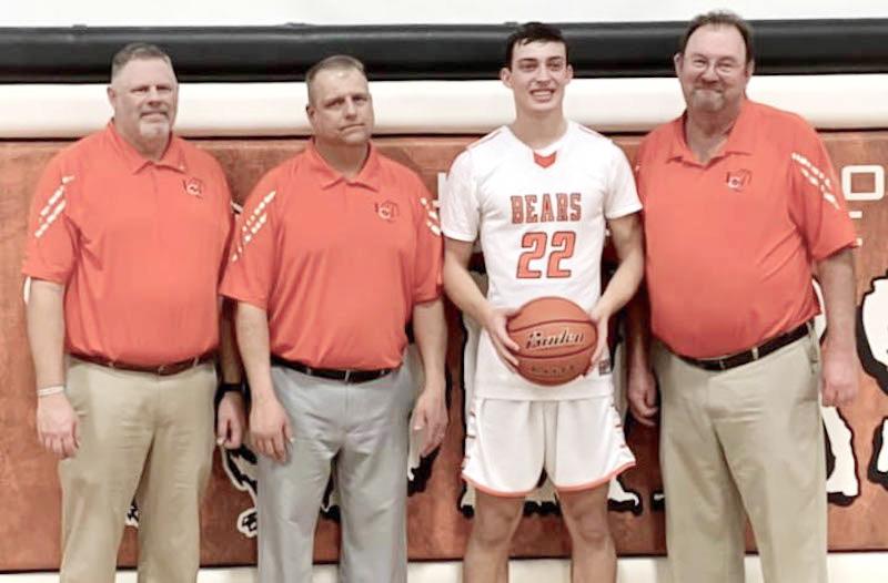 cunebulldogs's tweet photo. He's a small school farm boy with a big-time game. Noah Schutte took the national tournament by storm and will no longer fly under the radar. He's also not one to rest on his laurels. Noah is a rising star for @CUNEmbb.

🏀 FEATURE ➡️ https://t.co/Zm1t2PT2og. https://t.co/FNPmxrEfAW