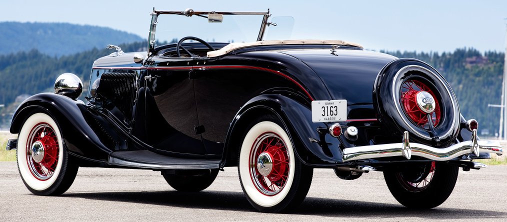 UltimativCars's tweet photo. (Background knowledge)

The #Ford #V8 #Model40 (1933/34) needs to be respectively differentiated by its MY:
1+2: "#Model40A" in 1933
&amp;
3+4: the "#Model40B" in 1934.

That said:
the Model 40 was made in a total of 898,890 u.
('33: 334,969 in 15 bodies &amp; '34: 563,921 in 13 bodies). https://t.co/GVQRjfN2Rp