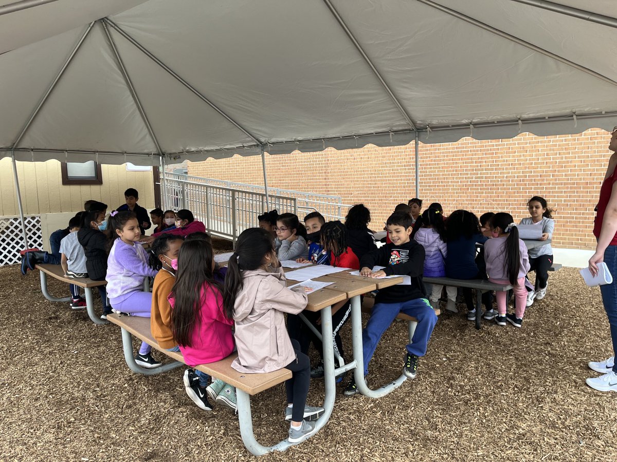 Me_Bates's tweet photo. Enjoying some fresh air and company of others wrapping up our persuasive writing unit!  ⁦@HyblaValleyES⁩ @HyblaValley2nd https://t.co/FDvvYcyTAi