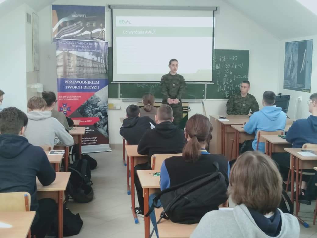 wcrsuwalki's tweet photo. 🇵🇱II LO im. gen. Zygmunta Podhorskiego w Suwałkach👉spotkanie z podchorążymi🇵🇱

Podchorążowie @AWL_Wroc oraz rekruter #WKUsuwalki spotkali się z maturzystami #LO2 #Suwalki.
🇵🇱https://t.co/A1BvJUjof7🇵🇱 https://t.co/N1ZngaAYxy
