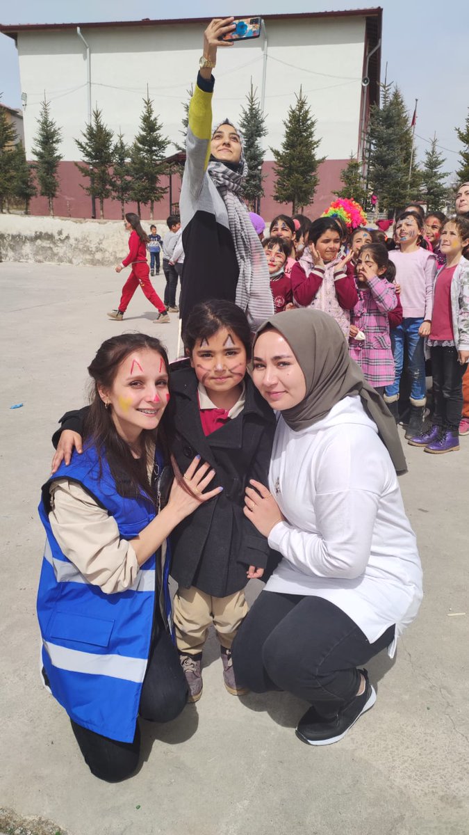 NigdeKYGM's tweet photo. Orhanlı'da bugün yüzler gülüyordu ☺️

Fadimana Halisdemir Yurdu olarak bugün Orhanlı Beldemizdeki öğrenciler ile buluştuk🙋‍♂️

Hediyeler, oyunlar, yiyecekler hepsi birbirinden güzeldi ♥️ https://t.co/ASZrRpYJB9