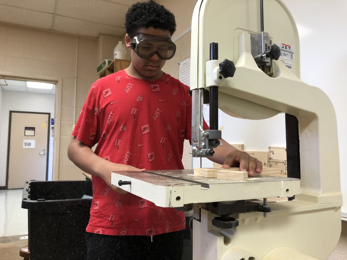 FCMSBobcats's tweet photo. When you hear sounds coming from the shop you know something amazing is in the works!
#bubblegummachines #Engineeringatwork @FBISD_CTE https://t.co/VUfHqAnEtG