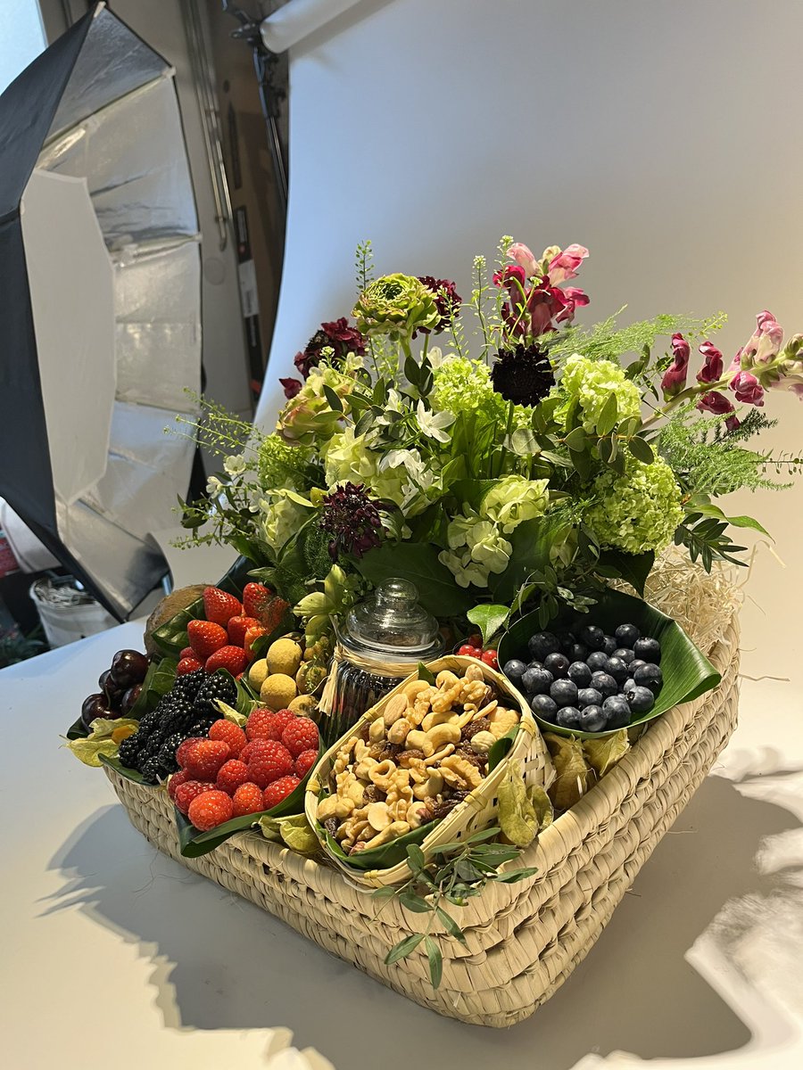 ¡¡Ayer tuvimos sesión de fotos de las nuevas cestas de fruta!! ¿Tenéis ganas de verlas?🥑🥥🍓🍍🥭 #cestasdefrutas #sesiondefotos #cestas #flowershop #naranjasdelachina