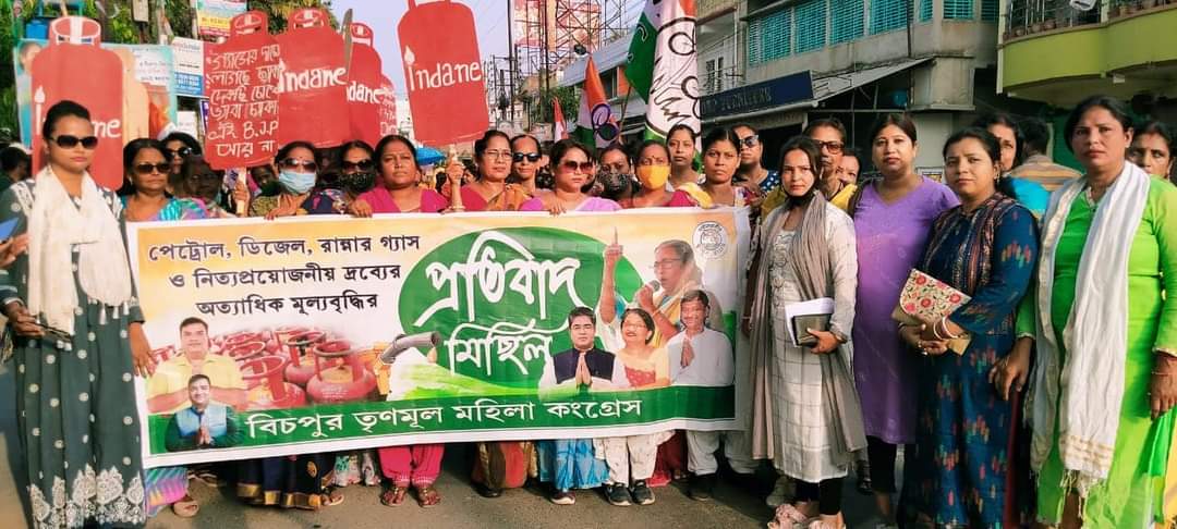 PBhatpara's tweet photo. কেন্দ্রের ফ্যাসিস্ট বি জে পি সরকারের জনবিরোধী নীতির দরুণ পেট্রল, ডিজেল, জ্বালানি গ্যাস এবং নিত্যপ্রয়োজনীয় দ্রব্যাদি আজ অগ্নিমূল্য । তার-ই বিরুদ্ধে ব্যারাকপুর-দমদম জেলা মহিলা তৃণমূল কংগ্রেসের ডাকে বীজপুরের রাজপথ জুড়ে প্রতিবাদ মিছিলের আয়োজন @MamataOfficial https://t.co/Q6f0rS2WQ6