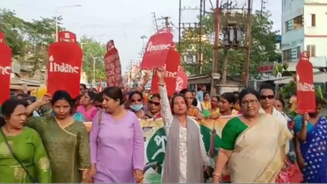 PBhatpara's tweet photo. কেন্দ্রের ফ্যাসিস্ট বি জে পি সরকারের জনবিরোধী নীতির দরুণ পেট্রল, ডিজেল, জ্বালানি গ্যাস এবং নিত্যপ্রয়োজনীয় দ্রব্যাদি আজ অগ্নিমূল্য । তার-ই বিরুদ্ধে ব্যারাকপুর-দমদম জেলা মহিলা তৃণমূল কংগ্রেসের ডাকে বীজপুরের রাজপথ জুড়ে প্রতিবাদ মিছিলের আয়োজন @MamataOfficial https://t.co/Q6f0rS2WQ6