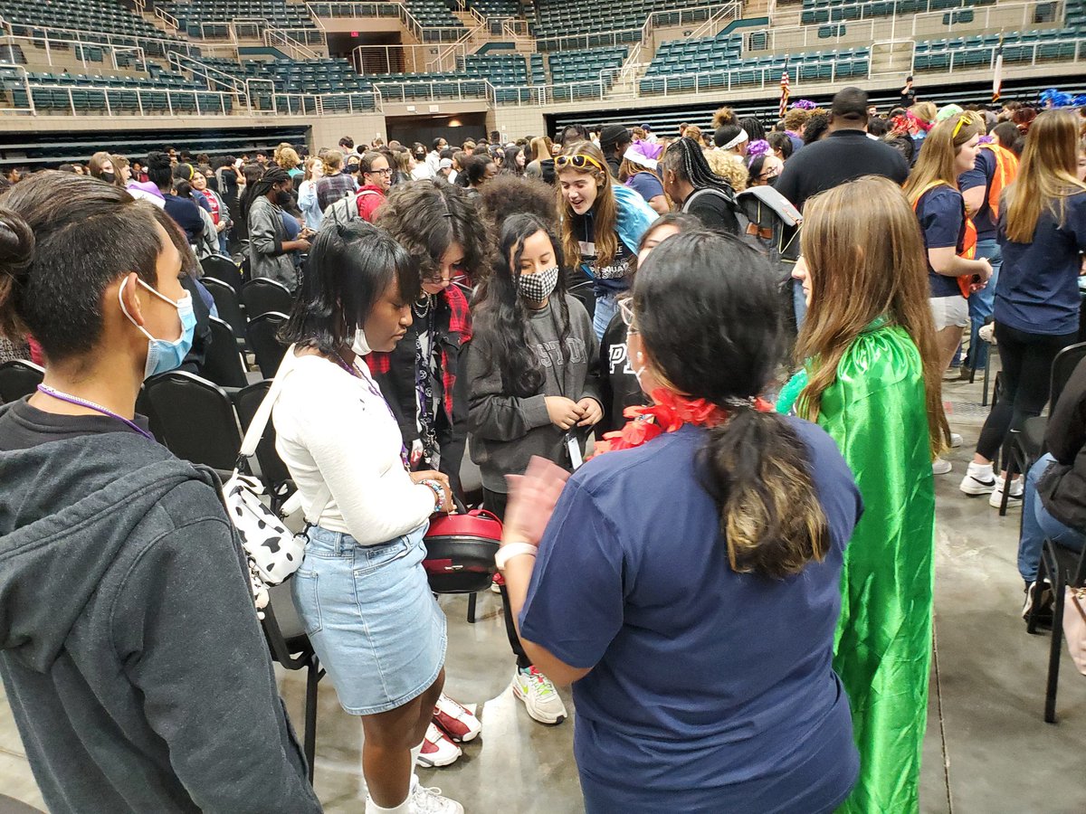N_dargatz's tweet photo. @LewisMS_AISD #studentleadershipcollaborative @Jostens #lionspride365roar https://t.co/ruQp5SbGPa