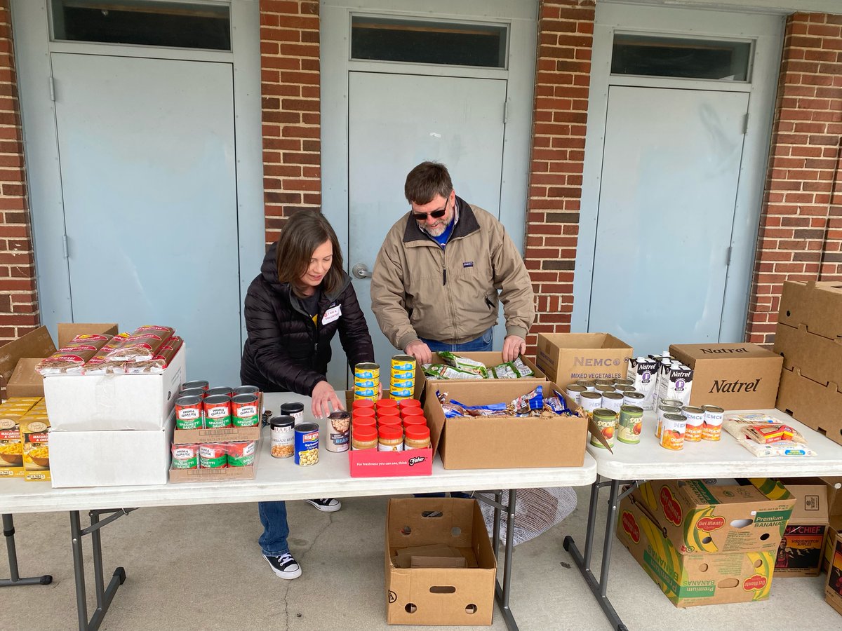 kansashealthorg's tweet photo. While it was chilly yesterday, our hearts are still warm after volunteering at the @SalArmyICT Mobile Food Pantry. Volunteers are desperately needed! Get your team involved by helping Wichita families experiencing food insecurity: https://t.co/BmkwKCWbvu

https://t.co/gLaeWCj6Oq https://t.co/xxWQQnYWa7