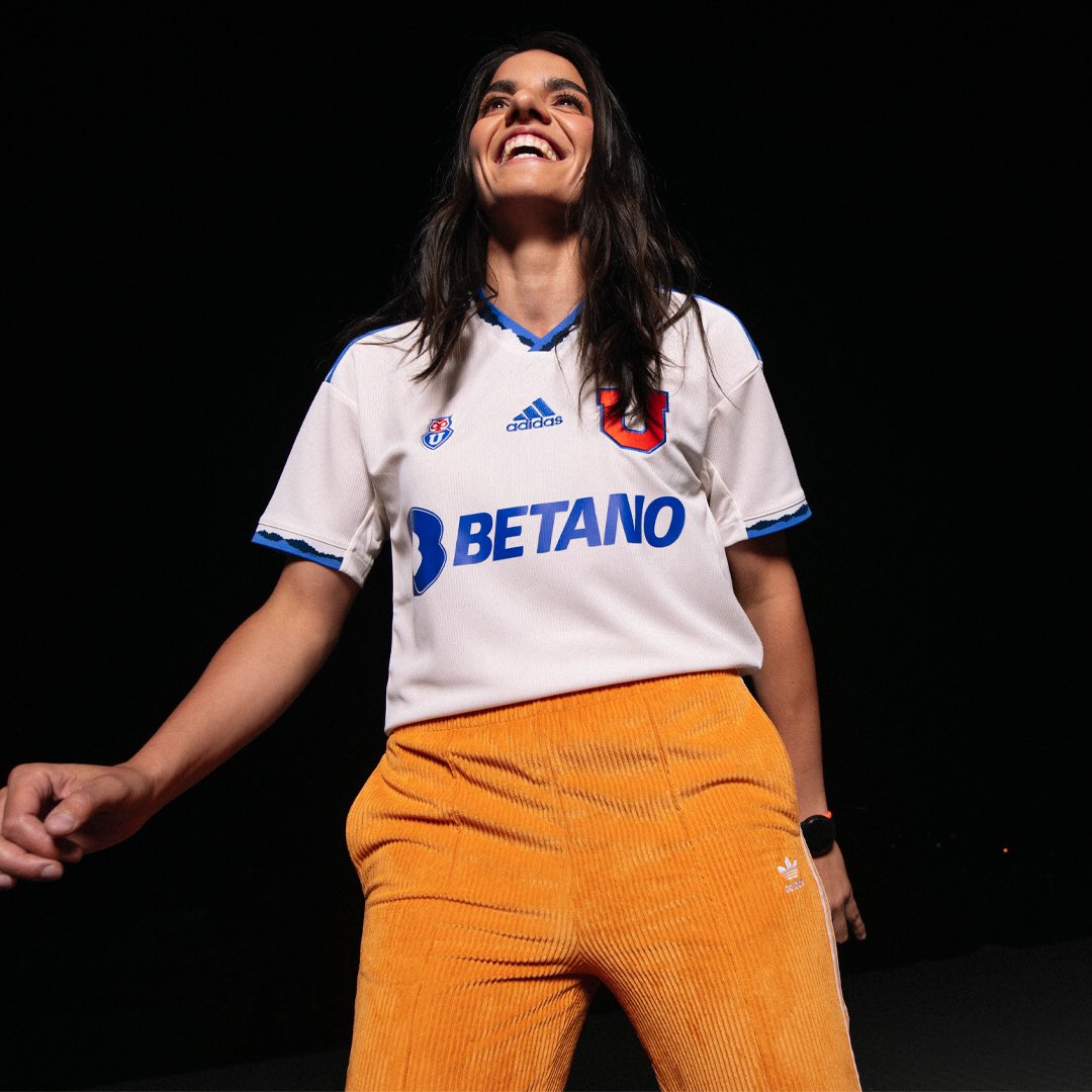 Que linda te queda Nati🥰

Nueva camiseta de visita adidas 2022 disponible ahora en nuestra tienda.udechile.cl 📲

#VamosLaU 🤘