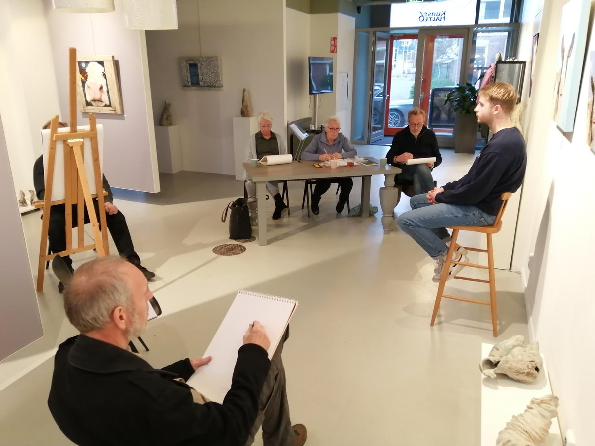 Gisteren, woensdagavond, was er gelegenheid om naar model te tekenen in de Kunstgarage in Naaldwijk. U kunt de volgende keer (donderdagavond 16 juni 20.30 uur) ook komen. Maakt niet uit of je beroeps of amateur bent. Toegang € 7.50. Zelf materiaal meenemen. Wellicht tot dan.