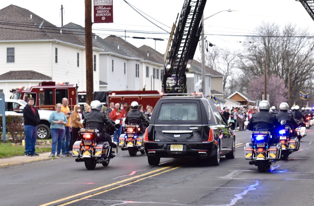 OnlyinBucks's tweet photo. Rest In Peace, PA State Trooper Martin Mack of #bristolborough https://t.co/hNtOlJIcYy