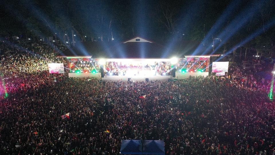 LOOK | Photos show overflowing support for the UniTeam of Bongbong Marcos, Sara Duterte from the people of Bukidnon.

BBM spent his time today in Malaybalay City and thanked everyone for supporting their call for ‘unity.’

via <a href="/MJ__Mondejar/">MJ Mondejar 🇵🇭</a> 

📸 BBM Media Bureau