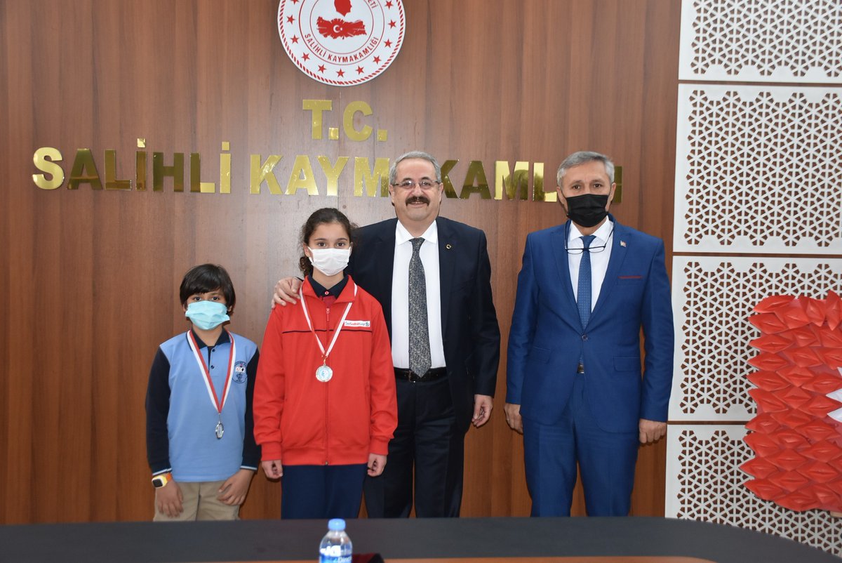 Salihli_Kym's tweet photo. Türkiye Akıl ve Zeka Oyunları Şampiyonası İl Finallerinde Ödül Alan Öğrencilerimize Madalyalarını Takdim Ettik.
https://t.co/BTpasUf6Kn https://t.co/of0GNgeEel