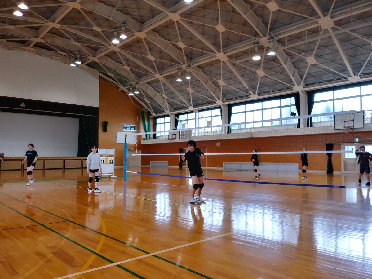 stmvolley's tweet photo. 今日は卒業生が練習に来てくれました。
さすが先輩。随所に上手いプレーが光りま���。
また遊びに来てください❗ https://t.co/LvpO0Z7WaU