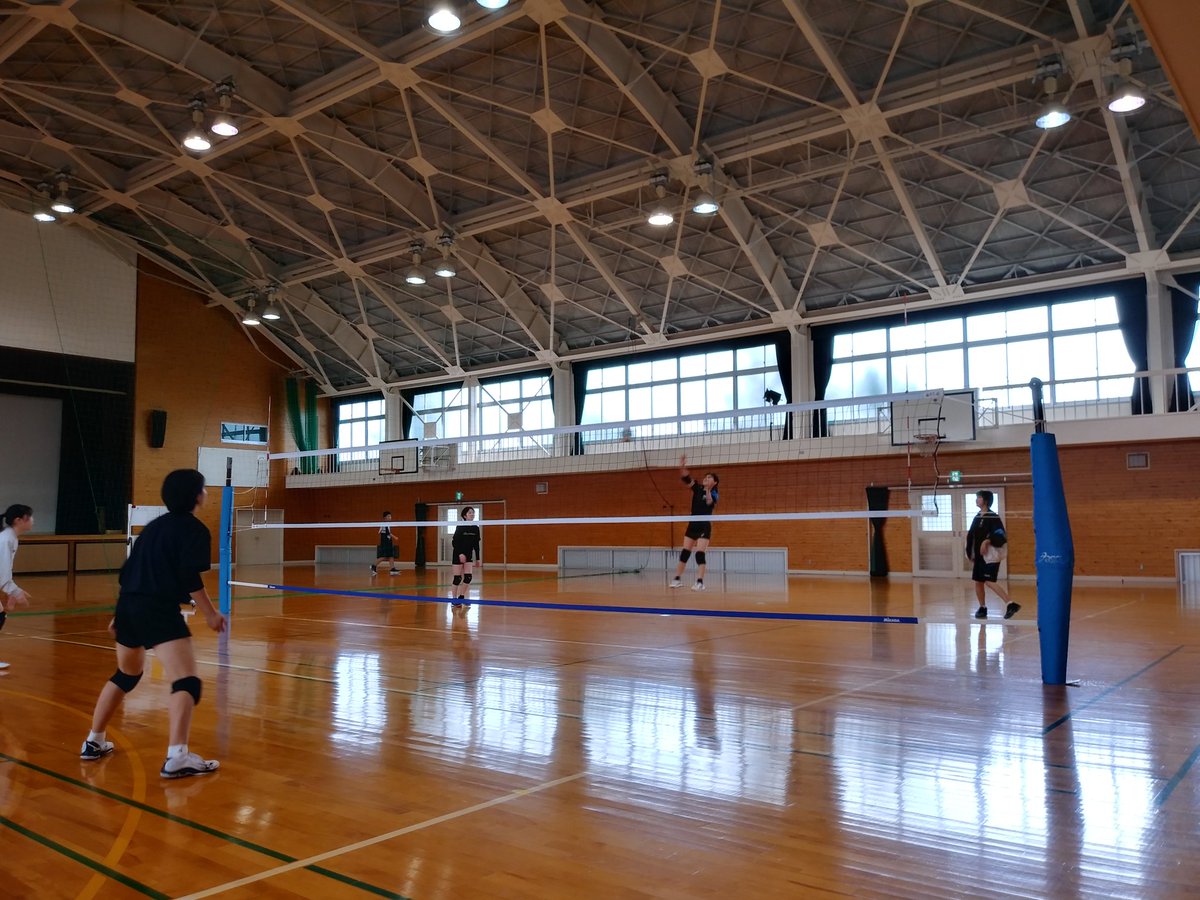 stmvolley's tweet photo. 今日は卒業生が練習に来てくれました。
さすが先輩。随所に上手いプレーが光りま���。
また遊びに来てください❗ https://t.co/LvpO0Z7WaU