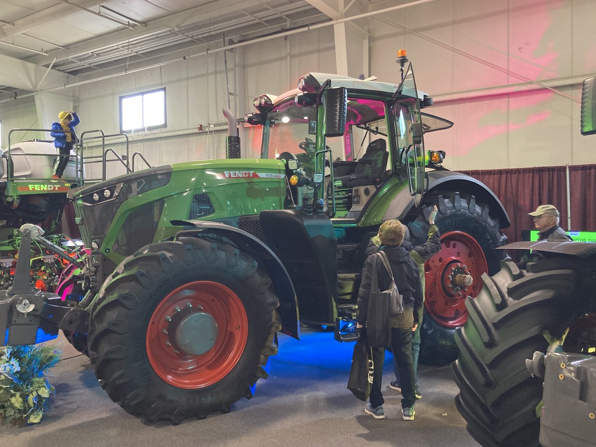 Fendt_NA's tweet photo. #TradeShowThursday - Thanks to @VanderloopAG for sharing these great pics from the WPS farm show in Oshkosh, WI where customers from WI, IL, IA can learn about our #Fendt products! Looks like a #Fendtastic time to learn more about how #Fendt can help your operation #GrowBold! https://t.co/QiLyjVdHxt