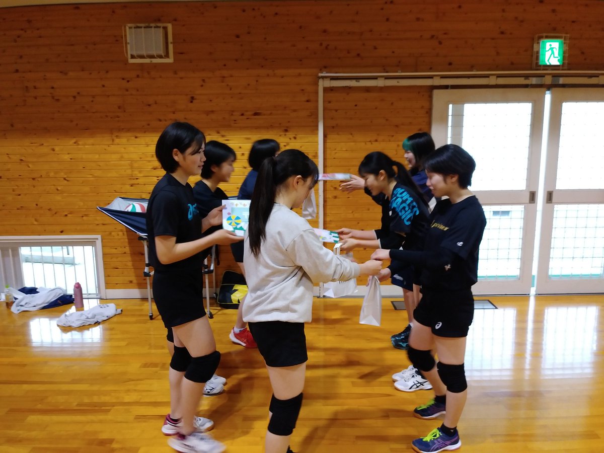 stmvolley's tweet photo. 今日は卒業生が練習に来てくれました。
さすが先輩。随所に上手いプレーが光りま���。
また遊びに来てください❗ https://t.co/LvpO0Z7WaU