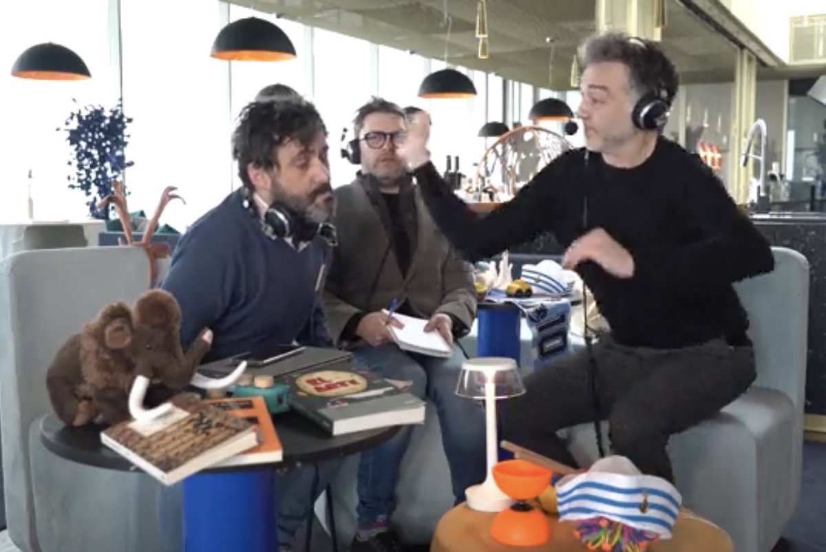 🎙Com es pose de moda que els convidats arreen galtaes als presentadors dels podcast la cosa pot acabar molt mal. Ja vorem que els conta <a href="/caballero_twit/">Sergio Caballero / actor</a> a <a href="/solanoitur/">Solano & Tur 🎙</a> esta nit a partir de les 21h en <a href="/SITensom3/">Solano & Tur en som 3</a>🎧 linktr.ee/ensom3 #podcasteravalenciana