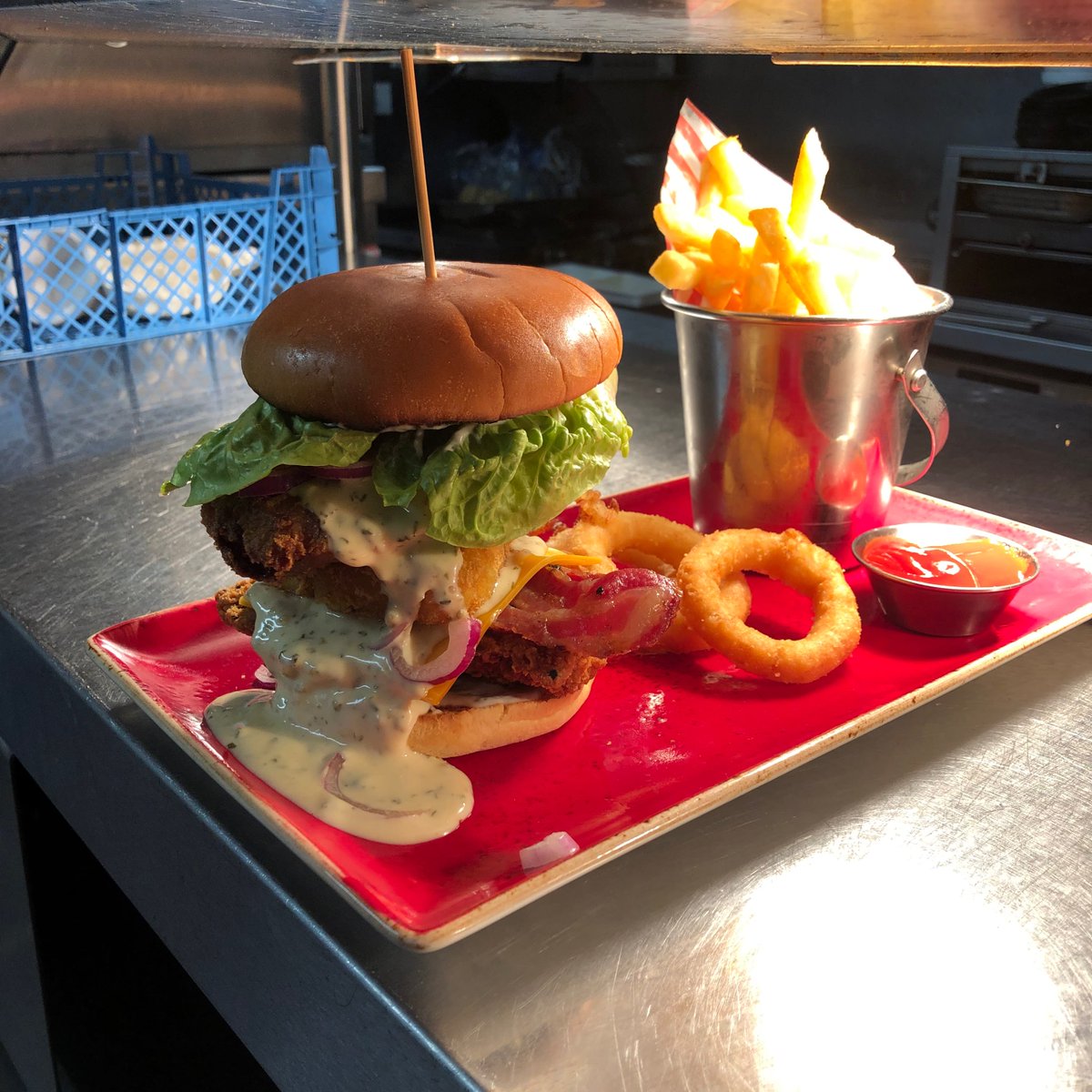 Mmmm our tasty Ranch Burger , why not try it , you won’t be disappointed 🍔🍔🍔
#burger #lunch #dinner #tasty #burstingwithflavour #pubgrub