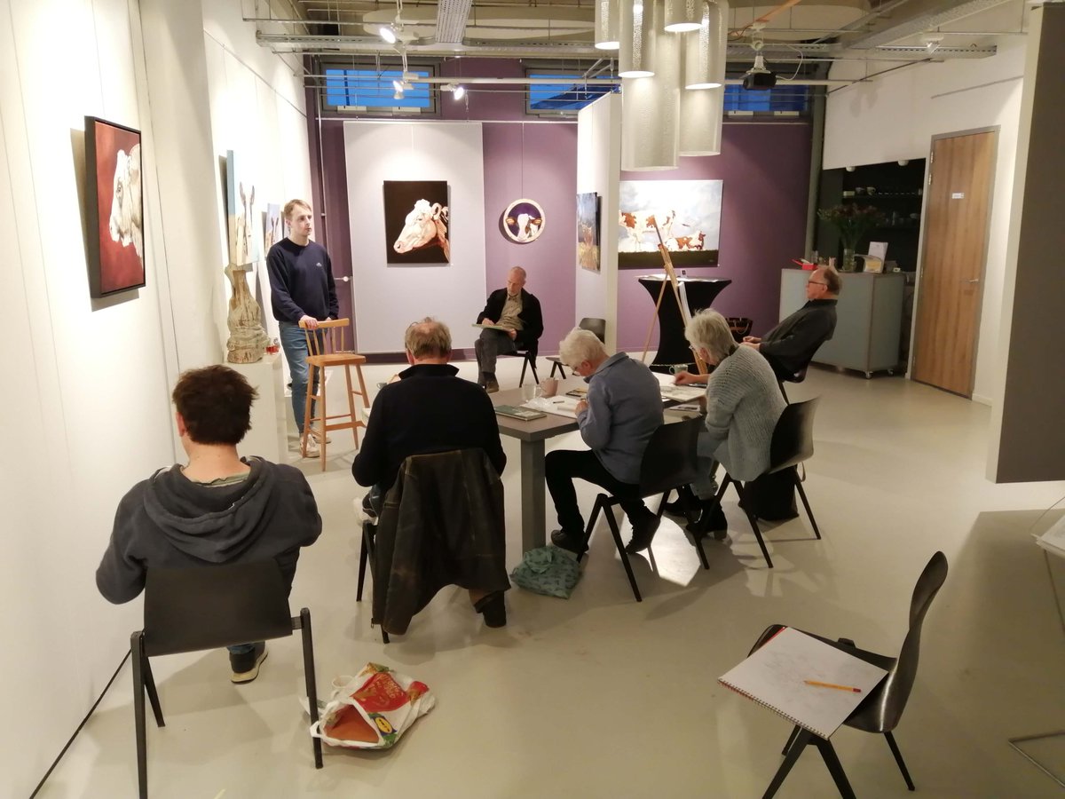 kunstcolWIT's tweet photo. Gisteren, woensdagavond, was er gelegenheid om naar model te tekenen in de Kunstgarage in Naaldwijk. U kunt de volgende keer (donderdagavond 16 juni 20.30 uur) ook komen. Maakt niet uit of je beroeps of amateur bent. Toegang € 7.50. Zelf materiaal meenemen. Wellicht tot dan. https://t.co/fqONvuQ7JJ