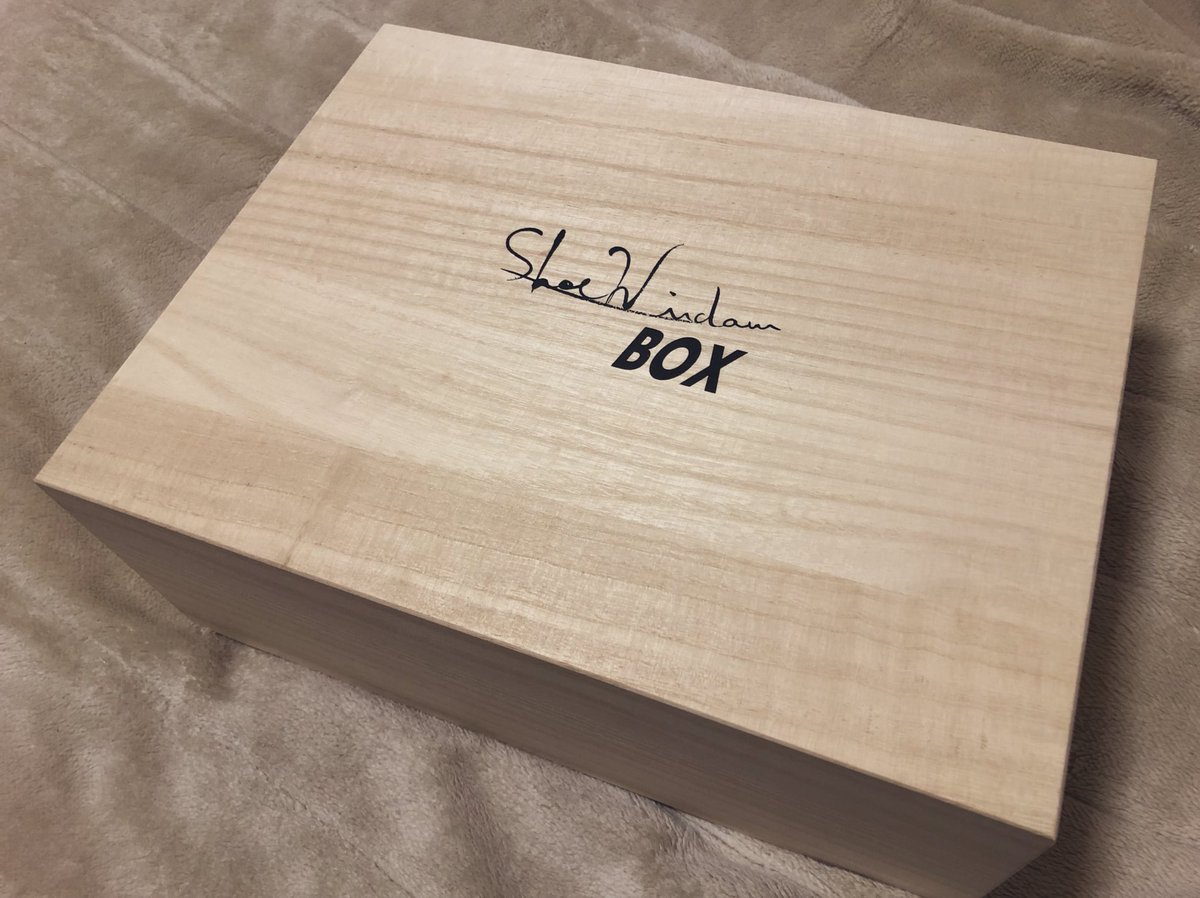 Una_capra's tweet photo. オカタクのスパイクが傷まないように保管したいと思い『桐箱』で検索して見つけたのが「木製スニーカーケース」
蓋をして保管してもよし
立てて置くとショーケースにもなる!
#Hitsujiwoodfactory
#ShoeWindowBox
#bellmare https://t.co/rZPfNdoqSw