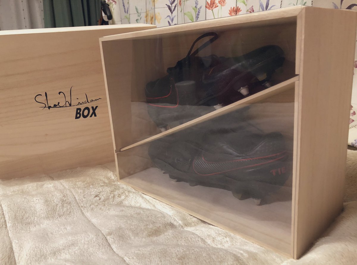 Una_capra's tweet photo. オカタクのスパイクが傷まないように保管したいと思い『桐箱』で検索して見つけたのが「木製スニーカーケース」
蓋をして保管してもよし
立てて置くとショーケースにもなる!
#Hitsujiwoodfactory
#ShoeWindowBox
#bellmare https://t.co/rZPfNdoqSw