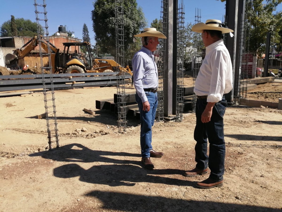 JorgeRescala's tweet photo. Con @Rigo_LopezRL, Edil de #Tejupilco, en recorrido de supervisión visitamos las construcciones del Mercado Municipal y del Centro de Rehabilitación e Integración Social, #CRIS del #DIF. Un gusto verificar el avance de estas obras que serán de enorme relevancia para la población. https://t.co/GxjDkXNap0