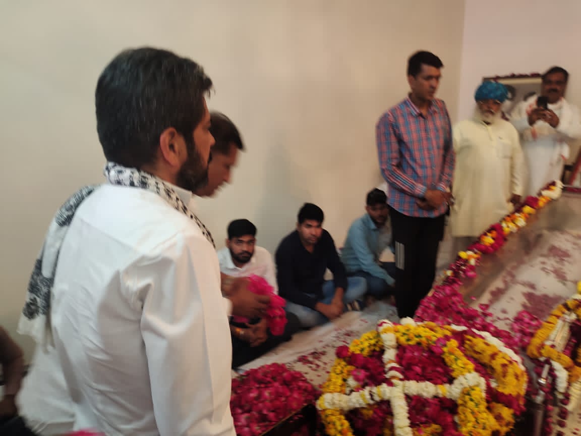 SurajTonk's tweet photo. कर्नल किरोड़ी सिंह बैंसला जी के जयपुर निवास पहुंचकर उनकी पार्थिव देह पर पुष्प अर्पित कर भावभीनी श्रद्धांजलि दी एवं शोक संतप्त परिवारजनों को सांत्वना दी। उनका निधन समाज और प्रदेश के लिए अपूरणीय क्षति है। @SachinPilot @VijaySBainsla https://t.co/yAxAxKH9z1 https://t.co/9qP7X0ppKA