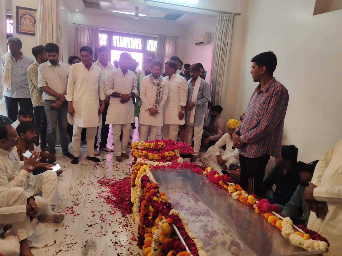 SurajTonk's tweet photo. कर्नल किरोड़ी सिंह बैंसला जी के जयपुर निवास पहुंचकर उनकी पार्थिव देह पर पुष्प अर्पित कर भावभीनी श्रद्धांजलि दी एवं शोक संतप्त परिवारजनों को सांत्वना दी। उनका निधन समाज और प्रदेश के लिए अपूरणीय क्षति है। @SachinPilot @VijaySBainsla https://t.co/yAxAxKH9z1 https://t.co/9qP7X0ppKA