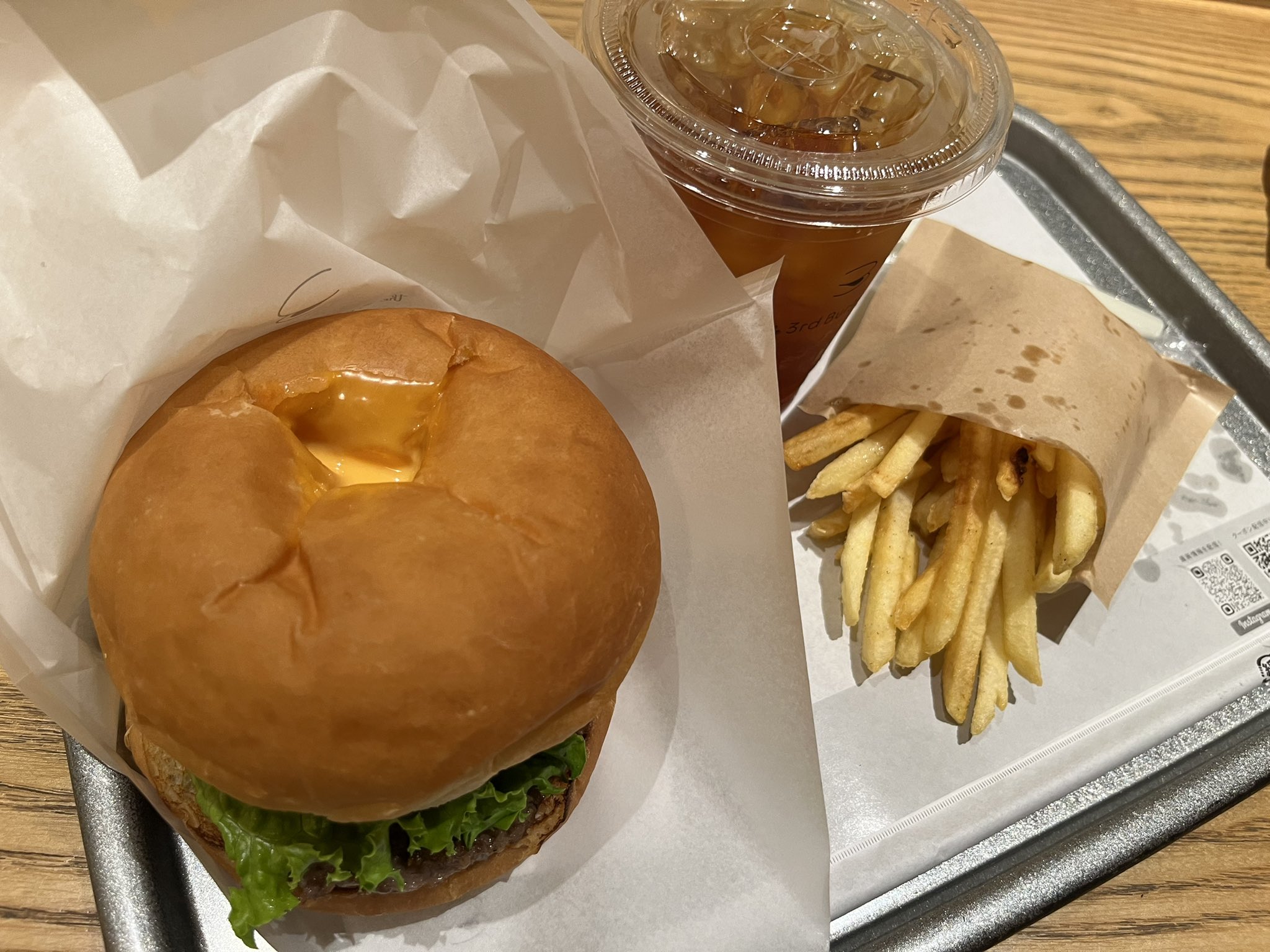 Mikko 屋内ライドコレクション 気になってた The 3rd Burger の ファウンテンチーズバーガー 食べました クリームパンの中身がとろっとろ濃厚チーズに入れ替わったような 最高なパンが乗ってます これはたまらないですね ザサードバーガー